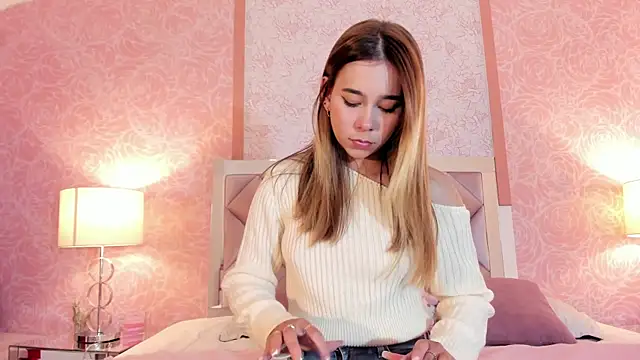 Lezy  online show from November 12, 2025, 8:08 pm