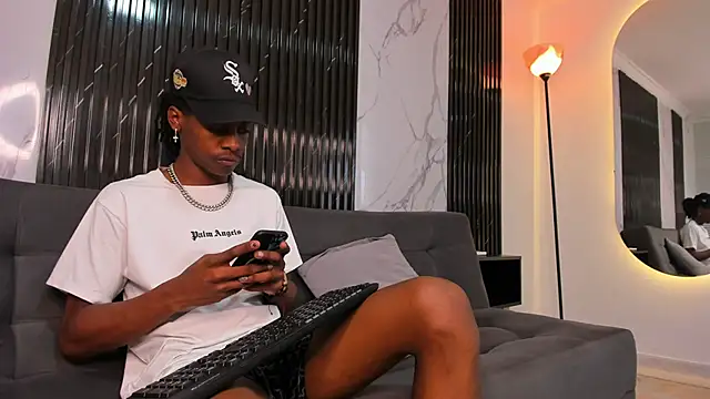 Snapshot of BRYXXXON1 chatting on December 5, 2024, 3:17 pm BRYXXXON1 online show from December 5, 2024, 3:17 pm