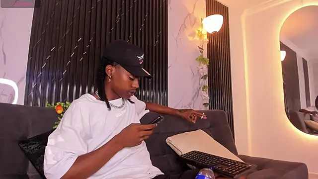 Snapshot of BRYXXXON1 chatting on February 6, 2025, 12:05 pm BRYXXXON1 online show from February 6, 2025, 12:05 pm