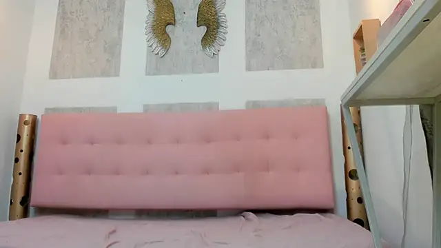 Cloeandtyfanny online show from January 6, 2026, 2:10 pm