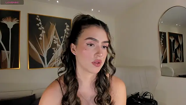 PaulinaSantos  online show from February 5, 2026, 8:24 pm