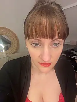 Snapshot of victoirenextdoor chatting on December 2, 2025, 9:32 pm victoirenextdoor online show from December 2, 2025, 9:32 pm