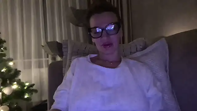 SweetMonicaUK online show from December 15, 2025, 10:47 pm