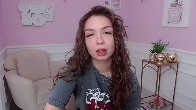 Snapshot of LucySkilar chatting on October 2, 2025, 4:30 am LucySkilar online show from October 2, 2025, 4:30 am