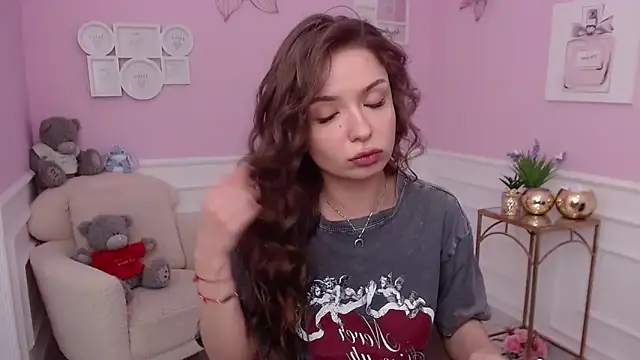 Snapshot of LucySkilar chatting on October 17, 2025, 4:37 am LucySkilar online show from October 17, 2025, 4:37 am