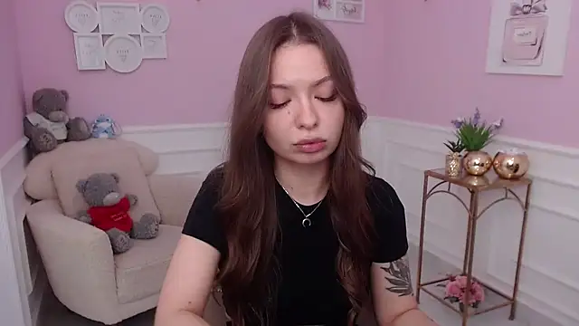 Snapshot of LucySkilar chatting on October 21, 2025, 4:35 am LucySkilar online show from October 21, 2025, 4:35 am