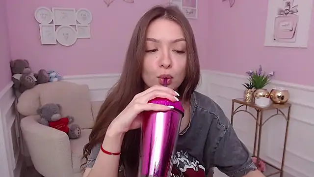 Snapshot of LucySkilar chatting on November 16, 2025, 5:35 am LucySkilar online show from November 16, 2025, 5:35 am