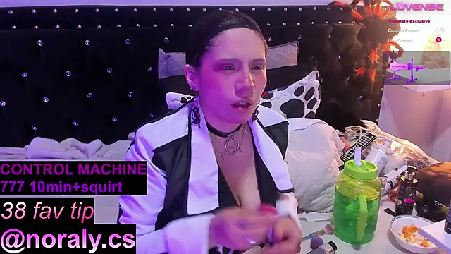 Snapshot of hey_noraly chatting on November 22, 2025, 4:11 am hey noraly online show from November 22, 2025, 4:11 am