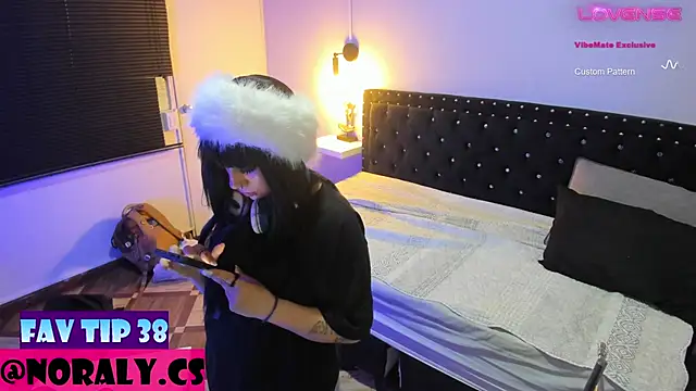 Snapshot of hey_noraly chatting on December 14, 2025, 4:07 am hey noraly online show from December 14, 2025, 4:07 am