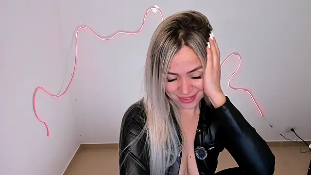 nicole valencia  online show from November 19, 2025, 12:38 pm