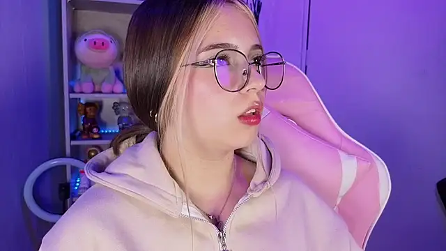 EmilyMiller  online show from October 4, 2025, 9:13 pm