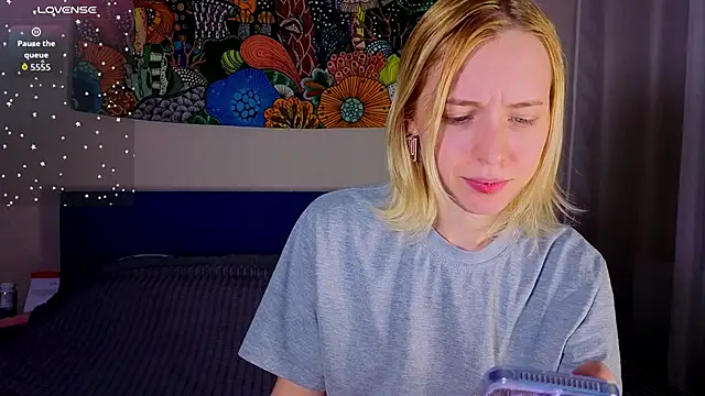 Crayzy Luv online show from April 18, 2026, 1:31 am