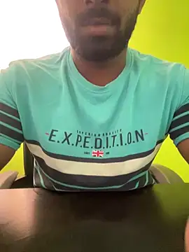 Snapshot of Handsomehunk_4U chatting on March 6, 2025, 3:24 am Handsomehunk 4U online show from March 6, 2025, 3:24 am