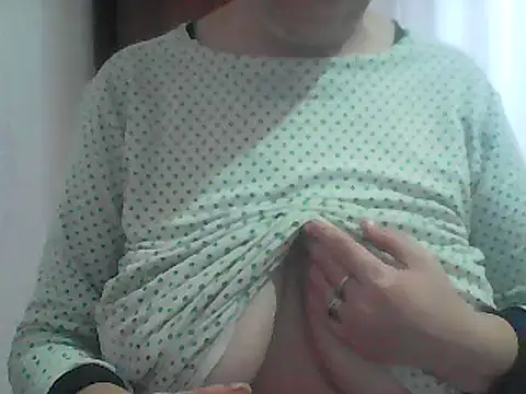 Snapshot of AnaXBerry chatting on February 3, 2026, 7:02 am AnaXBerry online show from February 3, 2026, 7:02 am