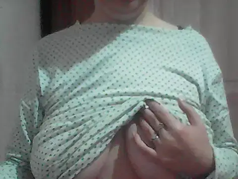 Snapshot of AnaXBerry chatting on February 5, 2026, 6:01 pm AnaXBerry online show from February 5, 2026, 6:01 pm