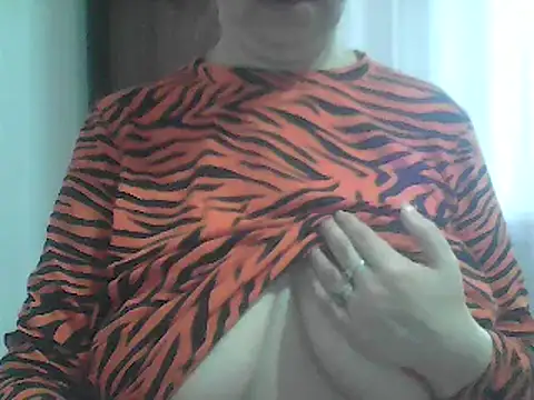 Snapshot of AnaXBerry chatting on February 16, 2026, 7:04 am AnaXBerry online show from February 16, 2026, 7:04 am