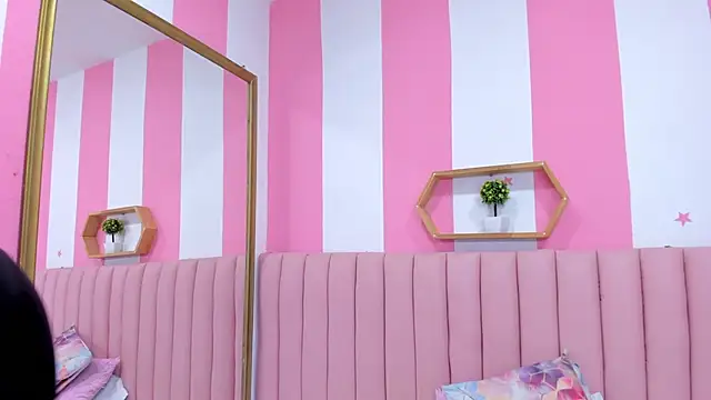 ISABELLA 020 online show from March 20, 2025, 12:00 pm