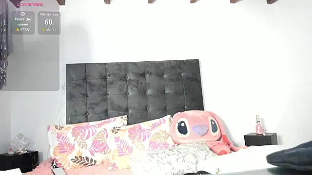 Kylie2211 online show from October 24, 2025, 4:14 pm