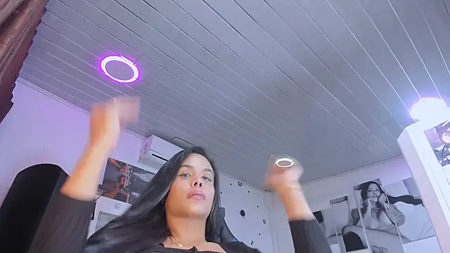 Snapshot of LatinVenuz chatting on February 9, 2025, 10:53 am LatinVenuz online show from February 9, 2025, 10:53 am