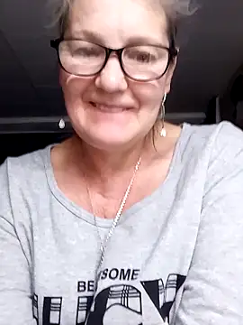 Snapshot of irinamaux chatting on June 17, 2026, 11:27 pm irinamaux online show from June 17, 2026, 11:27 pm