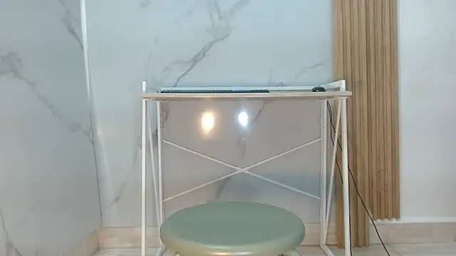 mollyguns online show from October 18, 2025, 7:36 pm