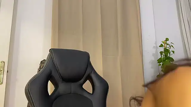 Snapshot of TheWildMiu chatting on December 27, 2024, 10:16 pm TheWildMiu online show from December 27, 2024, 10:16 pm