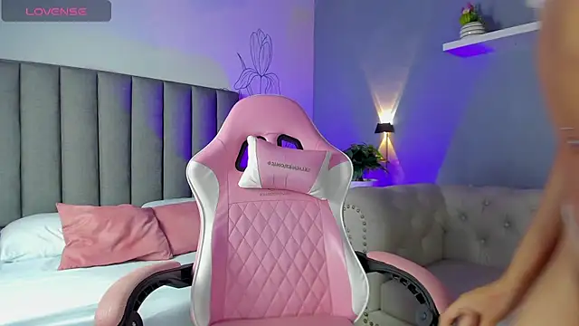 Snapshot of atenea_jones chatting on December 4, 2025, 8:39 pm atenea jones online show from December 4, 2025, 8:39 pm