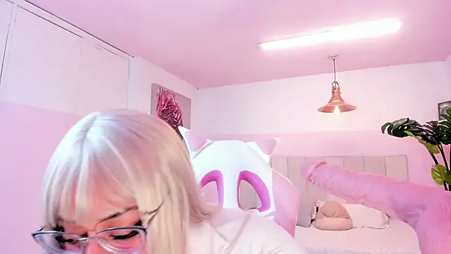 Snapshot of Red_lady chatting on February 15, 2025, 4:14 am Red lady online show from February 15, 2025, 4:14 am