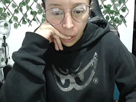 jeiana4u online show from May 4, 2026, 2:40 am