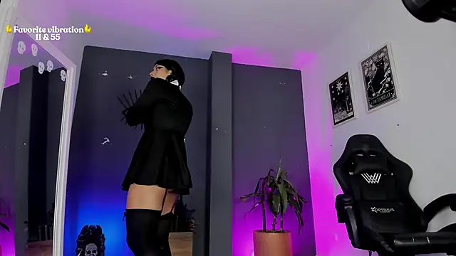 Snapshot of Raven_Witch_ chatting on June 27, 2026, 12:33 pm Raven Witch online show from June 27, 2026, 12:33 pm