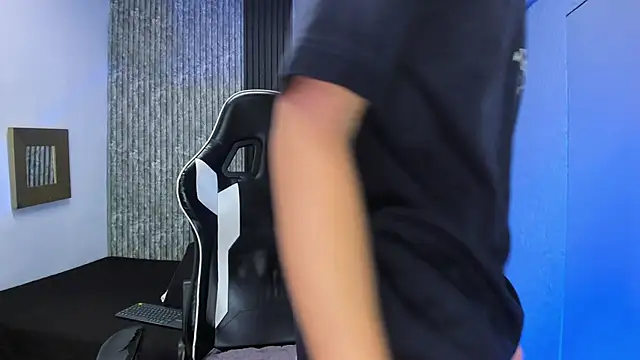 Mike 0233  online show from December 20, 2025, 4:30 am