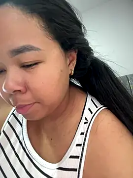 Snapshot of XMara chatting on November 5, 2025, 5:57 pm XMara online show from November 5, 2025, 5:57 pm