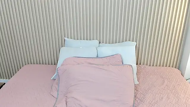 charlottebrowns  online show from April 6, 2026, 12:17 pm