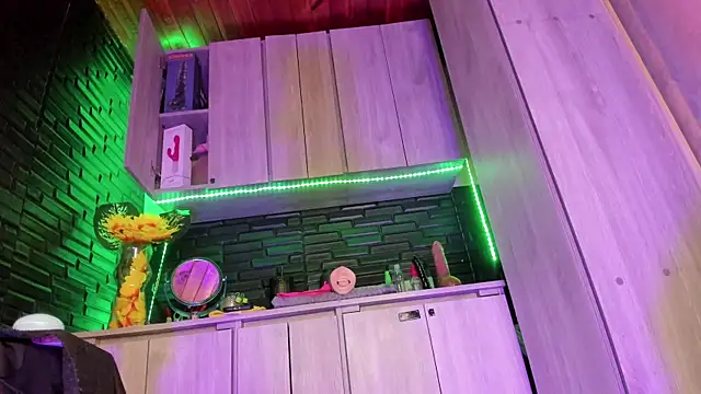 LaureenHills online show from December 15, 2025, 9:52 pm