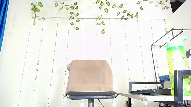 Snapshot of xmissinchesxx chatting on January 28, 2025, 4:08 am xmissinchesxx online show from January 28, 2025, 4:08 am