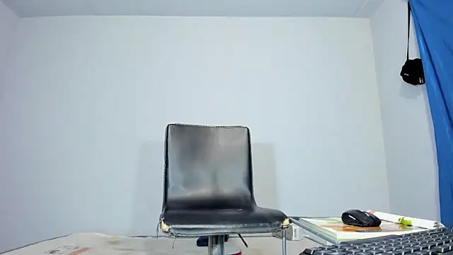 Snapshot of xmissinchesxx chatting on November 9, 2025, 6:01 am xmissinchesxx online show from November 9, 2025, 6:01 am