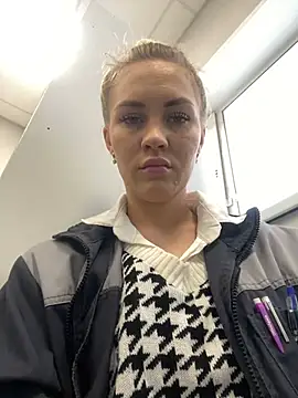 DreamGirl-777 online show from February 28, 2025, 4:10 am