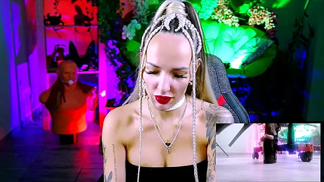 Snapshot of MonicaMaxwel chatting on November 1, 2025, 12:18 pm MonicaMaxwel online show from November 1, 2025, 12:18 pm