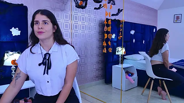 Snapshot of LexaDeRusso chatting on November 1, 2025, 7:49 pm LexaDeRusso online show from November 1, 2025, 7:49 pm