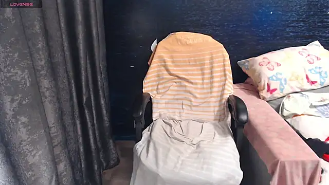 LadyAverrySquirt11 online show from October 31, 2025, 6:03 am