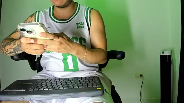 Snapshot of male_pussy chatting on December 17, 2024, 3:17 am male pussy online show from December 17, 2024, 3:17 am