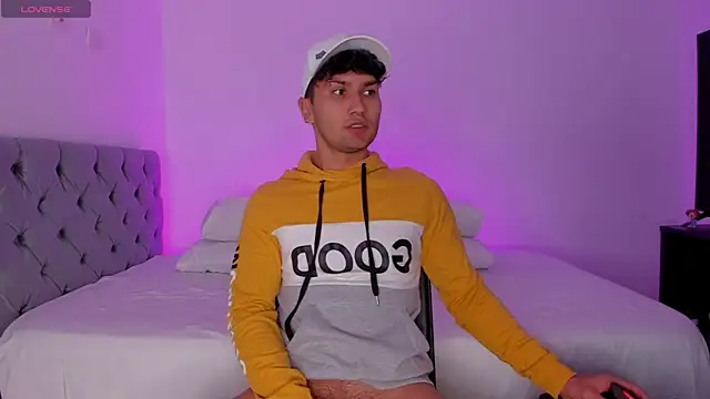 Snapshot of Valerio_James7 chatting on March 14, 2025, 1:05 am Valerio James7 online show from March 14, 2025, 1:05 am