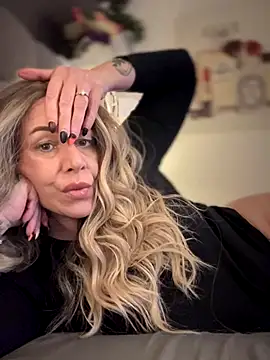 Snapshot of blondebitch2 chatting on November 10, 2025, 10:58 am blondebitch2 online show from November 10, 2025, 10:58 am