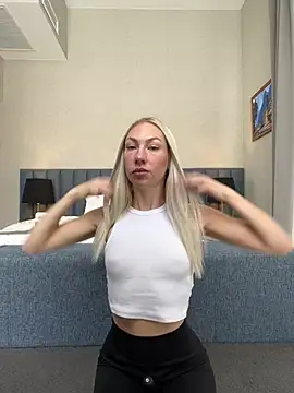 LuisaBecker online show from December 24, 2024, 9:50 am