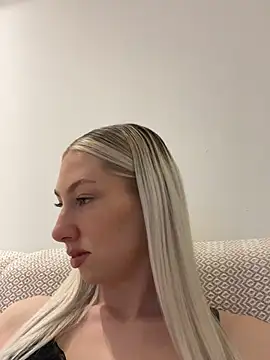 LuisaBecker online show from March 10, 2025, 5:18 pm