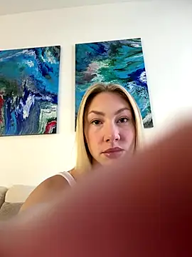 LuisaBecker online show from November 15, 2025, 9:28 am