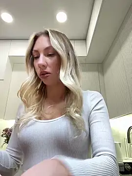 LuisaBecker online show from December 15, 2025, 1:59 pm