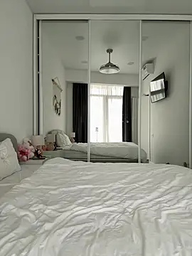 LuisaBecker online show from June 25, 2026, 3:49 pm