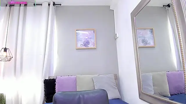  AlejaCruz  online show from September 28, 2025, 5:40 pm