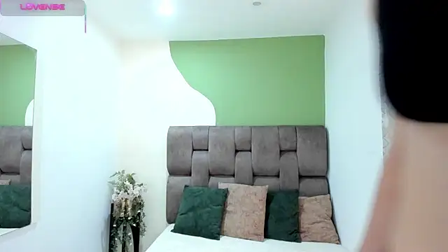  AlejaCruz  online show from November 22, 2025, 7:24 pm